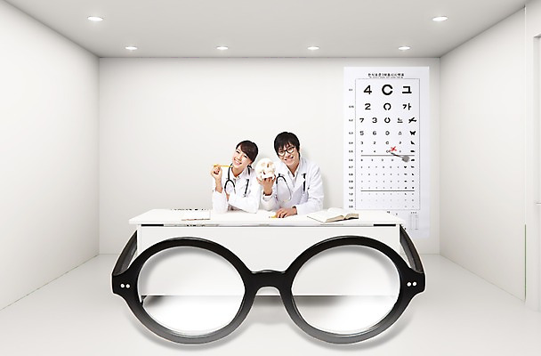 PSD 편집이미지 직업 여자 남자 안경 의학 청진기 해골 병원 미소 웃음 들기 사람 동양인 상반신 20대 성인 두명 앞모습 치료 책 연필 모형 한국인 의사 가운 의사가운 책상 뇌 검사_조사 파일 시력 안과 시력검사 서류판 의료기관 청년만 성인만 안경낌 이미지편집 잡화 옷 뷰포인트 가구 의료기기 모션 학용품 뼈 표정 인종 청년 필기구 사무용품 의료진 파일형식