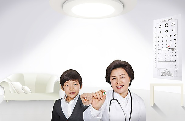 PSD 편집이미지 직업 여자 노년 남자 어린이 쿠션 의학 청진기 탁자 조명 병원 미소 웃음 들기 사람 동양인 소년 상반신 성인 두명 치료 소파 알약 약 한국인 환자 의사 가운 의사가운 검사_조사 시력 여의사 안과 시력검사 의료기관 이미지편집 옷 가구 의자 의료기기 모션 표정 인종 의료진 파일형식