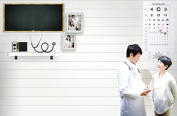 PSD 편집이미지 직업 여자 노년 남자 할머니 액자 의학 청진기 병원 미소 웃음 들기 사람 동양인 여러명 상반신 성인 옆모습 치료 펜 마주보기 칠판 진료 한국인 환자 의사 기록 가운 의사가운 검사_조사 상담 라디오 시력 안과 시력검사 기념사진 서류판 의료기관 노인만 성인만 이미지편집 옷 뷰포인트 다수 의료기기 모션 표정 인종 전자제품 필기구 사무용품 의료진 파일형식