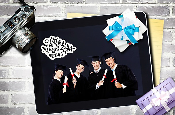 PSD 서양인 외국인 백인 편집이미지 모자 학생 여자 교육 남자 대학생 학사모 졸업 선물 미소 웃음 들기 사람 이벤트 여러명 상반신 20대 성인 앞모습 선물상자 상자 태블릿 카메라 축하 졸업가운 졸업장 신학기 입학 졸업선물 입학선물 청년만 성인만 이미지편집 모자_잡화 잡화 뷰포인트 다수 컨셉 모션 표정 인종 청년 전자제품 스마트기기 가운 파일형식