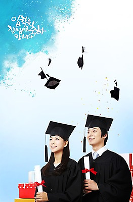 PSD 구름 편집이미지 모자 학생 응시 여자 교육 남자 대학생 학사모 졸업 하늘 선물 미소 웃음 들기 사람 동양인 이벤트 상반신 20대 성인 두명 옆모습 선물상자 상자 한국인 축하 졸업가운 던지기 졸업장 신학기 입학 졸업선물 입학선물 청년만 성인만 이미지편집 자연요소 모자_잡화 시선 잡화 뷰포인트 컨셉 모션 표정 인종 청년 가운 파일형식