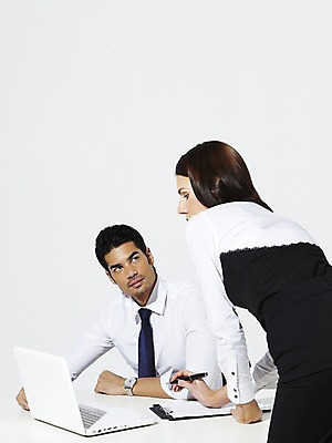 포토 JPG 스튜디오촬영 외국인 해외기획촬영 2012년태국 여자 남자 비즈니스 탁자 실내 서기 사람 앉기 정장 상반신 20대 성인 두명 노트북 컴퓨터 펜 업무 직장인 비즈니스맨 비즈니스우먼 작업실 책상 문서 서류판 청년만 성인만 국내포토 직업 옷 가구 모션 인종 청년 내부 전자제품 필기구 사무용품 작업 파일형식