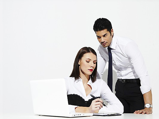 포토 JPG 스튜디오촬영 외국인 해외기획촬영 응시 2012년태국 여자 남자 비즈니스 탁자 실내 서기 사람 앉기 정장 상반신 20대 성인 두명 앞모습 노트북 컴퓨터 펜 업무 직장인 비즈니스맨 비즈니스우먼 작업실 책상 문서 서류판 청년만 성인만 국내포토 직업 시선 옷 뷰포인트 가구 모션 인종 청년 내부 전자제품 필기구 사무용품 작업 파일형식