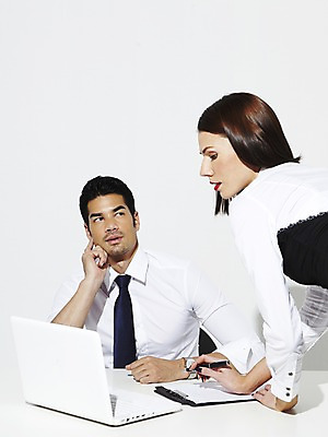 포토 JPG 스튜디오촬영 외국인 해외기획촬영 2012년태국 여자 남자 비즈니스 탁자 실내 사람 앉기 정장 상반신 20대 성인 두명 노트북 컴퓨터 펜 업무 직장인 비즈니스맨 비즈니스우먼 작업실 책상 문서 서류판 청년만 성인만 국내포토 직업 옷 가구 모션 인종 청년 내부 전자제품 필기구 사무용품 작업 파일형식