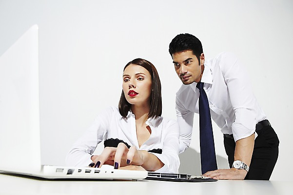 포토 JPG 스튜디오촬영 외국인 해외기획촬영 응시 2012년태국 여자 남자 비즈니스 탁자 실내 서기 사람 앉기 정장 상반신 20대 성인 두명 앞모습 노트북 컴퓨터 업무 직장인 비즈니스맨 비즈니스우먼 작업실 책상 문서 서류판 청년만 성인만 국내포토 직업 시선 옷 뷰포인트 가구 모션 인종 청년 내부 전자제품 사무용품 작업 파일형식