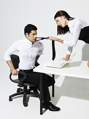 포토 JPG 스튜디오촬영 외국인 해외기획촬영 2012년태국 여자 남자 엎드리기 의자 비즈니스 탁자 실내 사람 앉기 정장 20대 성인 두명 옆모습 노트북 컴퓨터 섹시 직장인 비즈니스맨 비즈니스우먼 당기기 유혹 책상 청년만 성인만 국내포토 직업 옷 뷰포인트 가구 컨셉 모션 인종 청년 내부 전자제품 파일형식