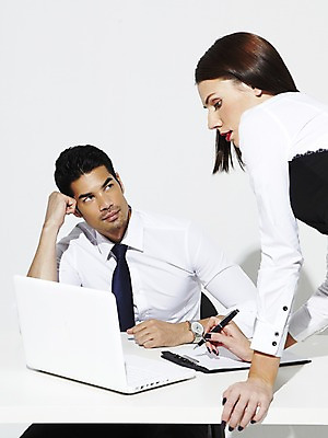 포토 JPG 스튜디오촬영 외국인 해외기획촬영 2012년태국 여자 남자 비즈니스 탁자 실내 사람 앉기 정장 상반신 20대 성인 두명 노트북 컴퓨터 펜 업무 직장인 비즈니스맨 비즈니스우먼 작업실 책상 문서 서류판 청년만 성인만 국내포토 직업 옷 가구 모션 인종 청년 내부 전자제품 필기구 사무용품 작업 파일형식