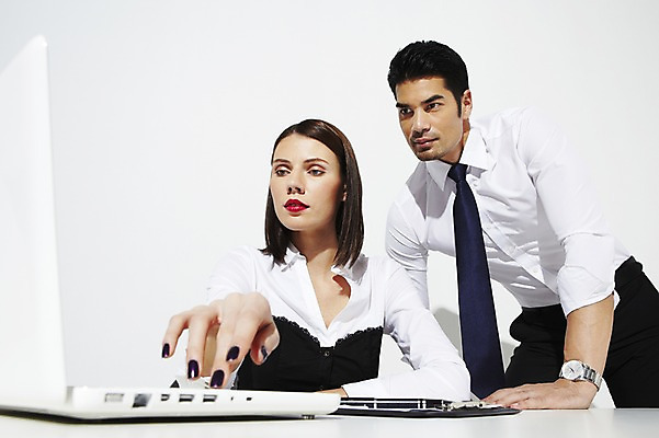 포토 JPG 스튜디오촬영 외국인 해외기획촬영 응시 2012년태국 여자 남자 비즈니스 탁자 실내 서기 사람 앉기 정장 20대 성인 두명 노트북 컴퓨터 업무 직장인 비즈니스맨 비즈니스우먼 작업실 책상 문서 서류판 청년만 성인만 국내포토 직업 시선 옷 가구 모션 인종 청년 내부 전자제품 사무용품 작업 파일형식