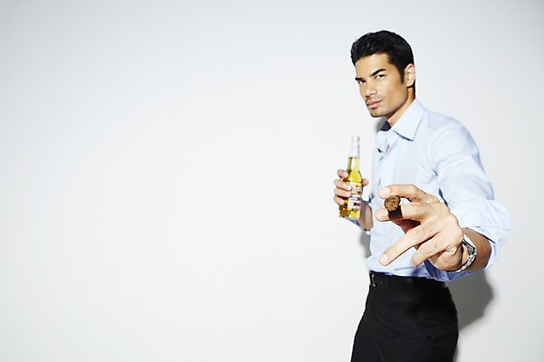 포토 JPG 스튜디오촬영 외국인 해외기획촬영 2012년태국 남자 셔츠 와이셔츠 비즈니스 맥주 주류 흡연 담배 실내 한명 서기 사람 정장 20대 성인 직장인 비즈니스맨 맥주병 남자만 남자한명만 성인남자만 청년만 청년남자만 청년남자한명만 성인한명만 성인남자한명만 성인만 국내포토 직업 1 옷 음료 상의 모션 술병 인종 청년 내부 파일형식