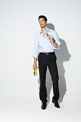 포토 JPG 스튜디오촬영 전신 외국인 해외기획촬영 2012년태국 남자 셔츠 와이셔츠 비즈니스 맥주 주류 흡연 담배 실내 한명 서기 사람 정장 20대 성인 앞모습 직장인 비즈니스맨 맥주병 남자만 남자한명만 성인남자만 청년만 청년남자만 청년남자한명만 성인한명만 성인남자한명만 성인만 국내포토 직업 1 옷 음료 뷰포인트 상의 모션 술병 인종 청년 내부 파일형식