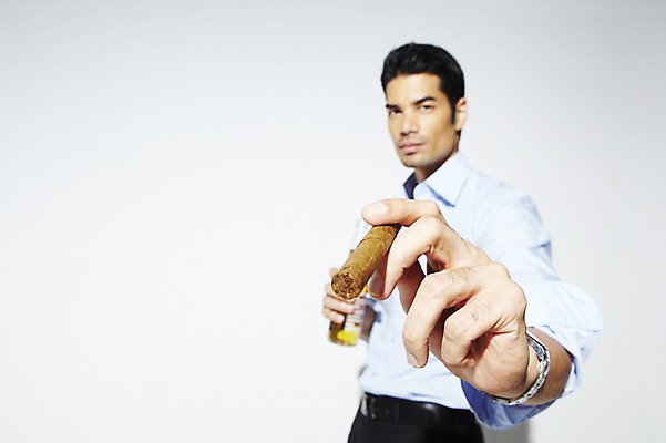 포토 JPG 스튜디오촬영 외국인 해외기획촬영 2012년태국 남자 셔츠 와이셔츠 비즈니스 맥주 주류 흡연 담배 실내 한명 서기 사람 정장 20대 성인 앞모습 직장인 비즈니스맨 맥주병 남자만 남자한명만 성인남자만 청년만 청년남자만 청년남자한명만 성인한명만 성인남자한명만 성인만 국내포토 직업 1 옷 음료 뷰포인트 상의 모션 술병 인종 청년 내부 파일형식