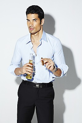 포토 JPG 스튜디오촬영 외국인 해외기획촬영 2012년태국 남자 셔츠 와이셔츠 비즈니스 맥주 주류 흡연 담배 실내 한명 서기 사람 정장 20대 성인 앞모습 직장인 비즈니스맨 맥주병 남자만 남자한명만 성인남자만 청년만 청년남자만 청년남자한명만 성인한명만 성인남자한명만 성인만 국내포토 직업 1 옷 음료 뷰포인트 상의 모션 술병 인종 청년 내부 파일형식