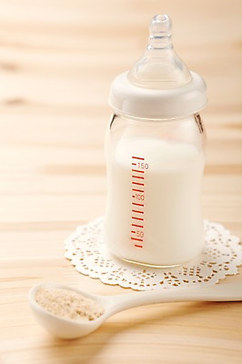 포토 JPG 스튜디오촬영 잡화 생활용품 백그라운드 탁자 실내 근접촬영 사람없음 아웃포커스 숟가락 아기용품 우유 우유병 젖병 병 가루 오브젝트 눈금 분유 국내포토 식기 뷰포인트 가구 병_용기 유제품 촬영기법 수저 내부 파일형식