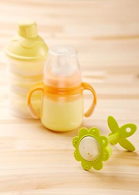 포토 JPG 스튜디오촬영 잡화 생활용품 백그라운드 탁자 실내 근접촬영 사람없음 아웃포커스 장난감 놀이용품 아기용품 우유 우유병 젖병 병 노리개젖꼭지 오브젝트 분유 국내포토 식기 뷰포인트 가구 병_용기 유제품 촬영기법 내부 파일형식