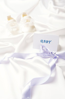 포토 JPG 스튜디오촬영 알파벳 영어 잡화 리본 종이 생활용품 백그라운드 신발 대문자 실내 근접촬영 사람없음 아웃포커스 장식 단어 아기용품 끈 실크 천 오브젝트 아기신발 국내포토 카드프레임 문자 뷰포인트 프레임 촬영기법 내부 직물 파일형식