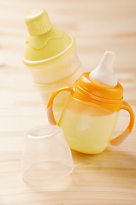 포토 JPG 스튜디오촬영 잡화 생활용품 백그라운드 탁자 실내 근접촬영 사람없음 아웃포커스 장난감 아기용품 우유 뚜껑 우유병 젖병 병 오브젝트 분유 국내포토 식기 뷰포인트 가구 병_용기 유제품 촬영기법 내부 파일형식