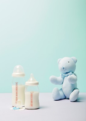 포토 JPG 스튜디오촬영 잡화 인형 컬러 생활용품 백그라운드 탁자 실내 근접촬영 사람없음 아웃포커스 장난감 놀이용품 곰인형 아기용품 우유 우유병 젖병 병 오브젝트 분유 민트색 국내포토 식기 뷰포인트 가구 병_용기 유제품 촬영기법 내부 파일형식