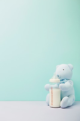 포토 JPG 스튜디오촬영 잡화 인형 컬러 생활용품 백그라운드 실내 근접촬영 사람없음 아웃포커스 장난감 놀이용품 곰인형 아기용품 우유 우유병 젖병 병 오브젝트 분유 민트색 국내포토 식기 뷰포인트 병_용기 유제품 촬영기법 내부 파일형식