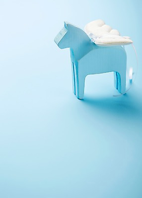 포토 JPG 스튜디오촬영 잡화 컬러 생활용품 백그라운드 날개 실내 근접촬영 사람없음 아웃포커스 파란색 장난감 놀이용품 블록 아기용품 말_동물 오브젝트 국내포토 뷰포인트 포유류 촬영기법 내부 파일형식