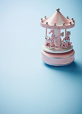 포토 JPG 스튜디오촬영 잡화 컬러 백그라운드 실내 근접촬영 사람없음 아웃포커스 파란색 장난감 놀이용품 아기용품 오브젝트 회전목마 국내포토 뷰포인트 촬영기법 내부 놀이기구 파일형식