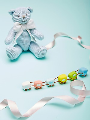 포토 JPG 스튜디오촬영 잡화 리본 인형 컬러 생활용품 백그라운드 실내 근접촬영 사람없음 아웃포커스 장난감 놀이용품 곰인형 아기용품 기차 끈 오브젝트 민트색 국내포토 육상교통 뷰포인트 대중교통 촬영기법 내부 파일형식