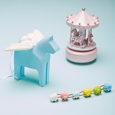 포토 JPG 스튜디오촬영 잡화 컬러 생활용품 백그라운드 날개 실내 근접촬영 사람없음 아웃포커스 파란색 장난감 놀이용품 아기용품 기차 말_동물 오브젝트 회전목마 국내포토 육상교통 뷰포인트 포유류 대중교통 촬영기법 내부 놀이기구 파일형식