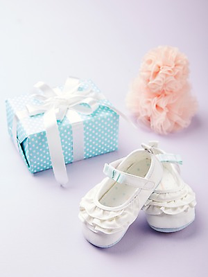 포토 JPG 스튜디오촬영 잡화 리본 컬러 생활용품 백그라운드 신발 실내 선물 근접촬영 사람없음 아웃포커스 장식 선물상자 상자 놀이용품 보라색 아기용품 오브젝트 아기신발 코사지 국내포토 뷰포인트 장신구 촬영기법 내부 파일형식