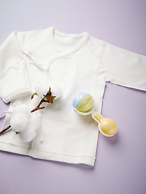 포토 JPG 스튜디오촬영 식물 잡화 옷 컬러 생활용품 백그라운드 상의 실내 근접촬영 사람없음 아웃포커스 장난감 놀이용품 보라색 아기용품 나뭇가지 솜 오브젝트 딸랑이 유아복 국내포토 나무 뷰포인트 촬영기법 내부 파일형식