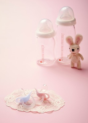 포토 JPG 스튜디오촬영 잡화 인형 분홍색 컬러 생활용품 백그라운드 실내 근접촬영 사람없음 아웃포커스 장난감 놀이용품 아기용품 토끼 우유병 젖병 노리개젖꼭지 오브젝트 반려 국내포토 뷰포인트 포유류 병_용기 촬영기법 내부 반려동물 우유 파일형식