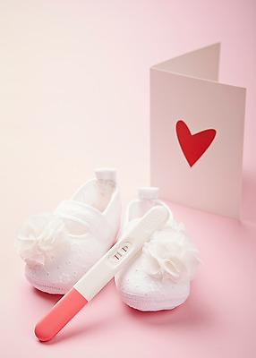 포토 JPG 스튜디오촬영 잡화 분홍색 컬러 생활용품 백그라운드 신발 실내 근접촬영 사람없음 아웃포커스 놀이용품 임신 아기용품 오브젝트 아기신발 임신테스트기 국내포토 카드프레임 뷰포인트 프레임 촬영기법 내부 의료용품 파일형식