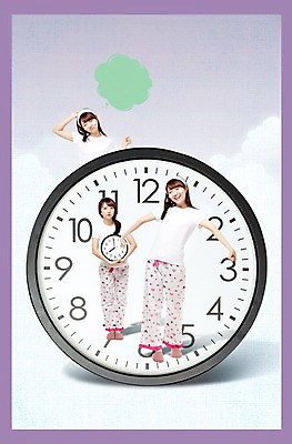 전신 PSD 편집이미지 라이프스타일 여자 시계 서기 웃음 사람 동양인 성인 일상 라이프 생활 세명 거품 잠옷 한국인 기상 시간 벽시계 기지개 일과 세안제 여자만 성인여자만 성인만 이미지편집 옷 모션 표정 인종 세안용품 파일형식