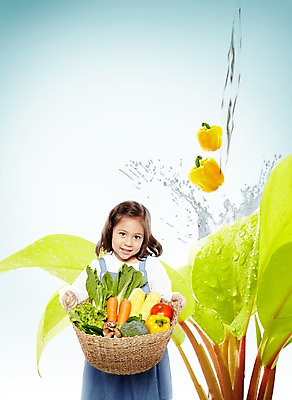 PSD 외국인 편집 편집이미지 웰빙 여자 어린이 음식 채소 고추 피망 건강 옥수수 한명 서기 미소 웃음 들기 사람 소녀 상반신 앞모습 물 바구니 버섯 흐름 신선 상추 브로콜리 유기농 청경채 여자만 여자한명만 어린이만 소녀만 소녀한명만 이미지편집 자연요소 1 뷰포인트 컨셉 모션 곡류 표정 인종 파일형식