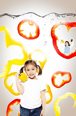 PSD 외국인 편집 편집이미지 웰빙 여자 어린이 음식 채소 피망 건강 서기 미소 웃음 들기 사람 소녀 상반신 두명 앞모습 물 물방울 신선 유기농 슬라이스 여자만 어린이만 소녀만 이미지편집 자연요소 뷰포인트 모션 표정 인종 파일형식