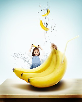 PSD 외국인 편집 편집이미지 웰빙 여자 어린이 과일 도마 바나나 건강 빨대 한명 서기 들기 사람 소녀 상반신 앞모습 물 흐름 신선 유기농 머리위 여자만 여자한명만 어린이만 소녀만 소녀한명만 이미지편집 자연요소 1 뷰포인트 컨셉 모션 주방용품 인종 파일형식