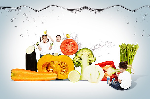 PSD 서양인 외국인 백인 편집 편집이미지 웰빙 여자 어린이 음식 토마토 채소 과일 딸기 호박 가지 양파 단면 피망 수박 파프리카 건강 미소 웃음 들기 사람 앉기 소녀 앞모습 뒷모습 세명 물 당근 물방울 신선 브로콜리 먹기 레몬 유기농 아스파라거스 여자만 어린이만 소녀만 이미지편집 자연요소 뷰포인트 모션 뿌리채소 표정 인종 파일형식