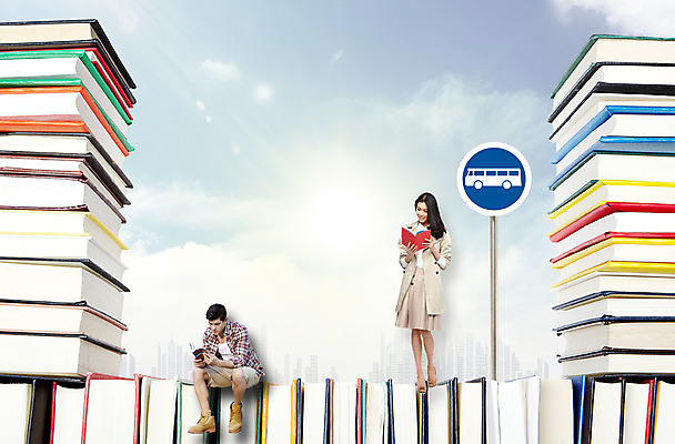 전신 PSD 서양인 외국인 백인 구름 편집 편집이미지 응시 여자 남자 상상 하늘 휴식 서기 들기 사람 앉기 동양인 20대 성인 취미 두명 라이프 책 캐주얼 독서 표지판 역 버스정류장 청년만 성인만 이미지편집 자연요소 시선 옷 컨셉 교통시설 모션 알림판 인종 청년 생활 파일형식