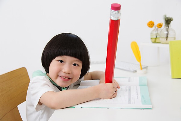 포토 JPG 스튜디오촬영 라이프스타일 어린이교육 교육 남자 어린이라이프 어린이 의자 교재 실내 한명 미소 웃음 사람 앉기 동양인 소년 상반신 옆모습 책 연필 꽃병 유치원생 한국인 책상 공부방 남자만 남자한명만 어린이만 소년만 소년한명만 국내포토 1 꽃 뷰포인트 가구 모션 학용품 표정 인종 내부 생활 필기구 파일형식 식물 생활용품 문구용품 오브젝트