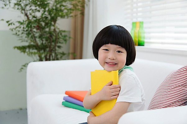 포토 JPG 스튜디오촬영 식물 라이프스타일 어린이교육 교육 남자 어린이라이프 화분 어린이 거실 창문 안기 실내 한명 미소 웃음 사람 앉기 동양인 소년 상반신 옆모습 아웃포커스 책 소파 독서 유치원생 한국인 블라인드 남자만 남자한명만 어린이만 소년만 소년한명만 국내포토 1 뷰포인트 의자 모션 촬영기법 표정 인종 내부 생활 커튼 파일형식 가구 생활용품 오브젝트