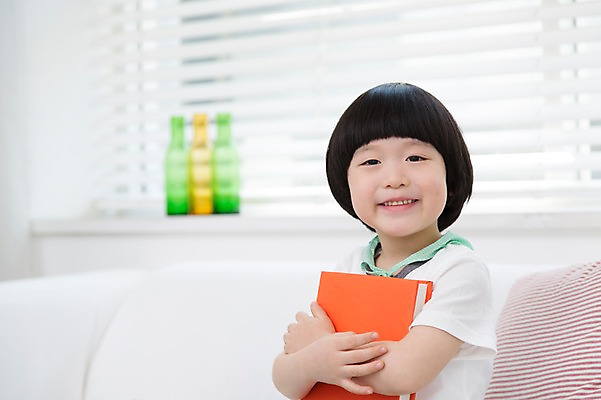 포토 JPG 스튜디오촬영 라이프스타일 어린이교육 교육 남자 어린이라이프 어린이 쿠션 거실 창문 안기 실내 한명 미소 웃음 사람 앉기 동양인 소년 상반신 앞모습 책 소파 독서 유치원생 한국인 블라인드 남자만 남자한명만 어린이만 소년만 소년한명만 국내포토 1 뷰포인트 의자 모션 표정 인종 내부 생활 커튼 파일형식 가구 생활용품 오브젝트