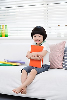 포토 JPG 스튜디오촬영 전신 라이프스타일 어린이교육 교육 남자 어린이라이프 어린이 쿠션 거실 창문 안기 실내 한명 미소 웃음 사람 앉기 동양인 소년 앞모습 책 소파 독서 유치원생 한국인 블라인드 남자만 남자한명만 어린이만 소년만 소년한명만 국내포토 1 뷰포인트 의자 모션 표정 인종 내부 생활 커튼 파일형식 가구 생활용품 오브젝트