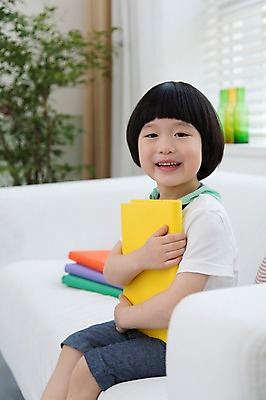 포토 JPG 스튜디오촬영 식물 라이프스타일 어린이교육 교육 남자 어린이라이프 화분 어린이 거실 창문 안기 실내 한명 미소 웃음 사람 앉기 동양인 소년 옆모습 아웃포커스 책 소파 독서 유치원생 한국인 블라인드 남자만 남자한명만 어린이만 소년만 소년한명만 국내포토 1 뷰포인트 의자 모션 촬영기법 표정 인종 내부 생활 커튼 파일형식 가구 생활용품 오브젝트