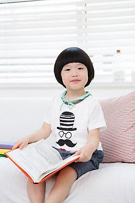 포토 JPG 스튜디오촬영 라이프스타일 어린이교육 교육 남자 어린이라이프 어린이 쿠션 거실 창문 실내 한명 미소 웃음 사람 앉기 동양인 소년 앞모습 책 소파 독서 유치원생 한국인 블라인드 남자만 남자한명만 어린이만 소년만 소년한명만 국내포토 1 뷰포인트 의자 모션 표정 인종 내부 생활 커튼 파일형식 가구 생활용품 오브젝트