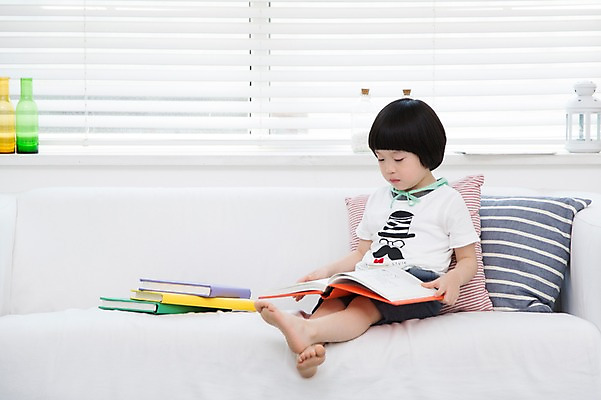포토 JPG 스튜디오촬영 전신 라이프스타일 응시 어린이교육 교육 남자 어린이라이프 어린이 쿠션 거실 창문 실내 한명 사람 앉기 동양인 소년 앞모습 책 소파 독서 유치원생 한국인 블라인드 남자만 남자한명만 어린이만 소년만 소년한명만 국내포토 1 시선 뷰포인트 의자 모션 인종 내부 생활 커튼 파일형식 가구 생활용품 오브젝트