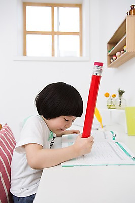 포토 JPG 스튜디오촬영 라이프스타일 응시 어린이교육 교육 남자 어린이라이프 어린이 의자 창문 교재 선반 실내 한명 사람 앉기 동양인 소년 상반신 옆모습 책 연필 꽃병 유치원생 한국인 책상 공부방 남자만 남자한명만 어린이만 소년만 소년한명만 국내포토 1 시선 꽃 뷰포인트 가구 모션 학용품 인종 내부 생활 필기구 파일형식 식물 생활용품 문구용품 오브젝트