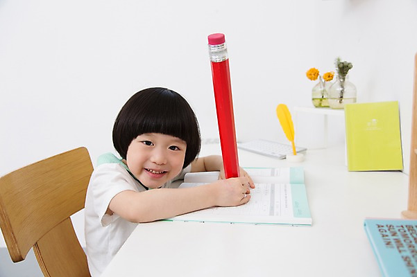 포토 JPG 스튜디오촬영 라이프스타일 어린이교육 교육 남자 어린이라이프 어린이 의자 교재 실내 한명 미소 웃음 사람 앉기 동양인 소년 상반신 옆모습 책 연필 꽃병 유치원생 한국인 책상 공부방 남자만 남자한명만 어린이만 소년만 소년한명만 국내포토 1 꽃 뷰포인트 가구 모션 학용품 표정 인종 내부 생활 필기구 파일형식 식물 생활용품 문구용품 오브젝트