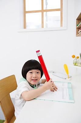 포토 JPG 스튜디오촬영 라이프스타일 어린이교육 교육 남자 어린이라이프 어린이 의자 창문 교재 선반 실내 한명 미소 웃음 사람 앉기 동양인 소년 상반신 옆모습 책 연필 꽃병 유치원생 한국인 책상 공부방 남자만 남자한명만 어린이만 소년만 소년한명만 국내포토 1 꽃 뷰포인트 가구 모션 학용품 표정 인종 내부 생활 필기구 파일형식 식물 생활용품 문구용품 오브젝트