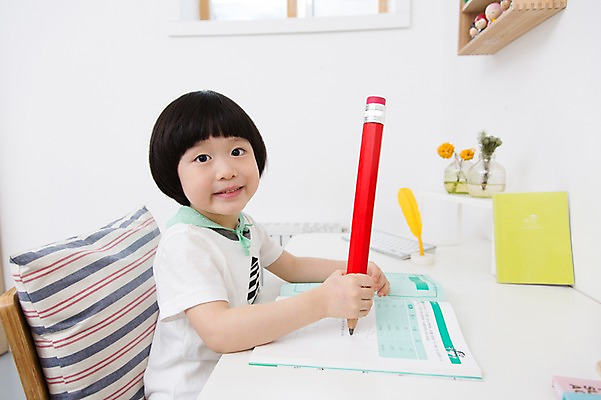 포토 JPG 스튜디오촬영 라이프스타일 어린이교육 교육 남자 어린이라이프 어린이 의자 교재 실내 한명 미소 웃음 사람 앉기 동양인 소년 상반신 옆모습 책 연필 꽃병 유치원생 한국인 책상 공부방 남자만 남자한명만 어린이만 소년만 소년한명만 국내포토 1 꽃 뷰포인트 가구 모션 학용품 표정 인종 내부 생활 필기구 파일형식 식물 생활용품 문구용품 오브젝트