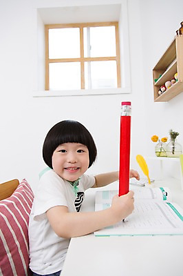 포토 JPG 스튜디오촬영 라이프스타일 어린이교육 교육 남자 어린이라이프 어린이 의자 창문 교재 선반 실내 한명 미소 웃음 사람 앉기 동양인 소년 상반신 옆모습 책 연필 꽃병 유치원생 한국인 책상 공부방 남자만 남자한명만 어린이만 소년만 소년한명만 국내포토 1 꽃 뷰포인트 가구 모션 학용품 표정 인종 내부 생활 필기구 파일형식 식물 생활용품 문구용품 오브젝트