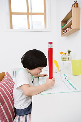 포토 JPG 스튜디오촬영 라이프스타일 응시 어린이교육 교육 남자 어린이라이프 어린이 의자 창문 교재 선반 실내 한명 사람 앉기 동양인 소년 상반신 옆모습 책 연필 꽃병 유치원생 한국인 책상 공부방 남자만 남자한명만 어린이만 소년만 소년한명만 국내포토 1 시선 꽃 뷰포인트 가구 모션 학용품 인종 내부 생활 필기구 파일형식 식물 생활용품 문구용품 오브젝트