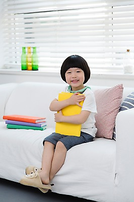 포토 JPG 스튜디오촬영 전신 라이프스타일 어린이교육 교육 남자 어린이라이프 어린이 쿠션 거실 창문 안기 실내 실내화 한명 미소 웃음 사람 앉기 동양인 소년 앞모습 책 소파 독서 유치원생 한국인 블라인드 남자만 남자한명만 어린이만 소년만 소년한명만 국내포토 1 뷰포인트 신발 의자 모션 표정 인종 내부 생활 커튼 파일형식 가구 생활용품 오브젝트